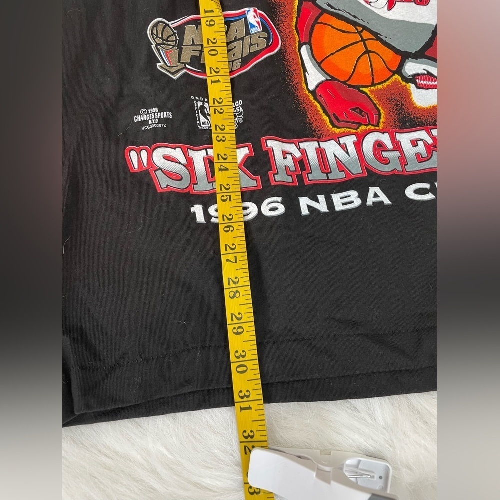 Vintage with tags 1996 Six Fingers Left Chicago Bulls Black T-Shirt - Picture 6 of 12